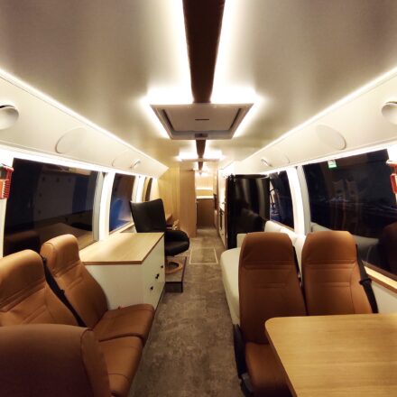 Linja-auton muutos asuntoautoksi Raahessa – sisustus ja kalusteasennus