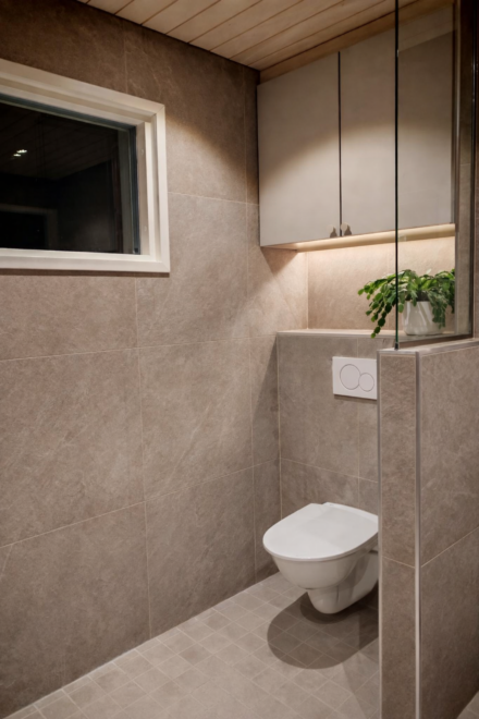 Integroitu wc-istuin kylpyhuoneessa Raahessa - laatoitus isolla laatalla