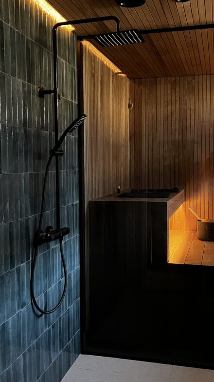 Kylpyhuoneremontti Raahessa – epäsuora valaistus ja moderni laatoitus