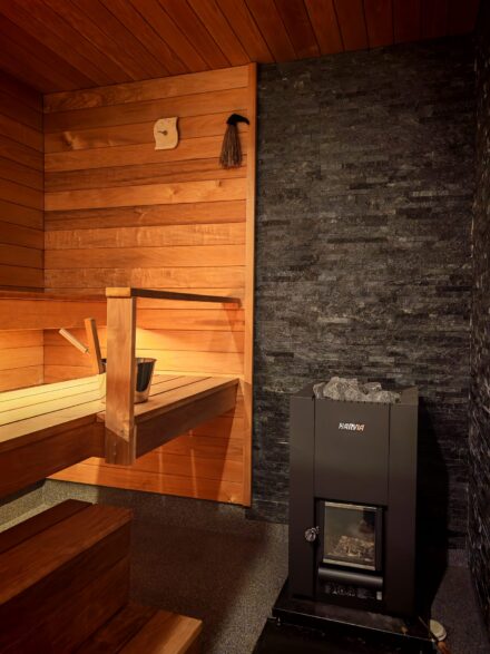 Perinteinen sauna- ja kylpyhuoneremontti Raahessa – laatoitus ja panelointi