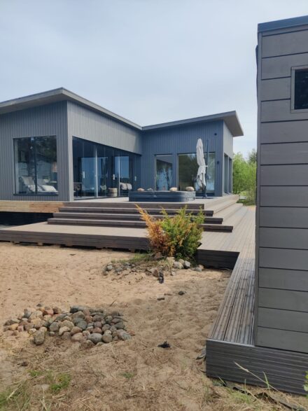 Terassin laajennus Raahessa – terassin rakentaminen ja laudoitustyöt