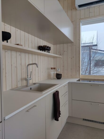 Keittiöremontti Raahessa – välitilapanelointi ja modernit kaapistot