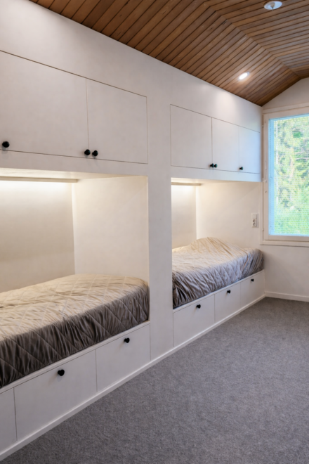 Integroitu sänky (bed in wall) Raahessa - yläkerran laajennuksen yhteydessä