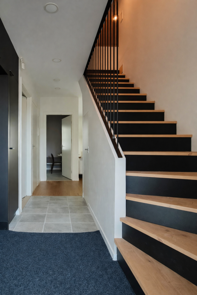 Portaat yläkertaan metallisilla pinnakaiteilla