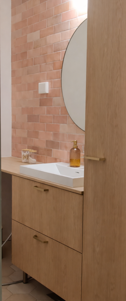 Kylpyhuoneen allaskaappi ja tiiliseinälaatoitus Raahessa – moderni sisustus