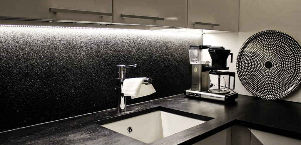 Keittiöremontti Raahessa musta kivinen välitila