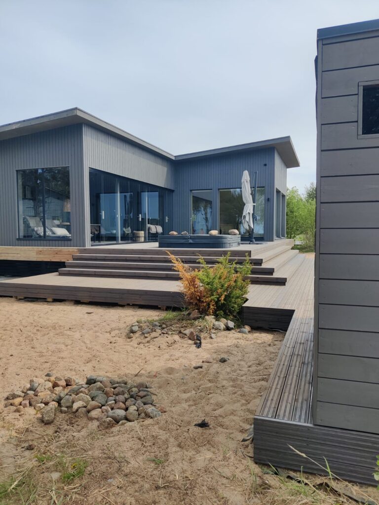 Terassin laajennus Raahessa – terassin rakentaminen ja laudoitustyöt