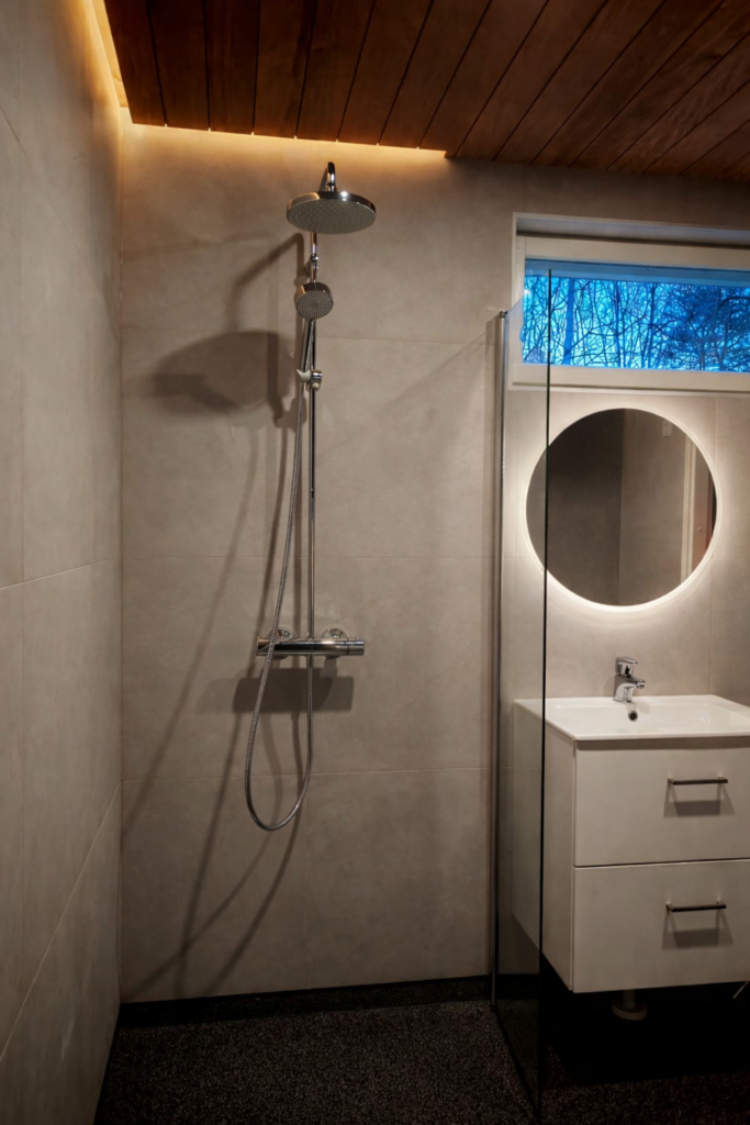 Moderni kylpyhuoneremontti Raahessa – laatoitus, panelointi ja suihkuseinä