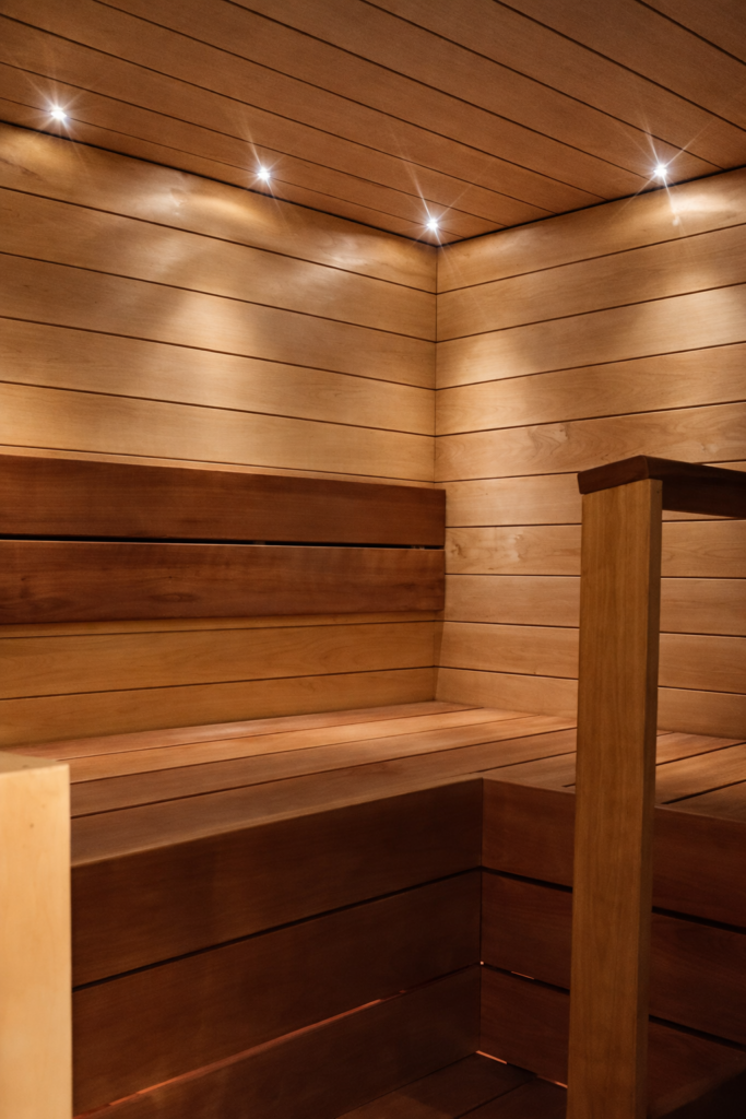 Kaksitasoiset saunan lauteet ja puukaide – siisti viimeistely ja lämmin valaistus