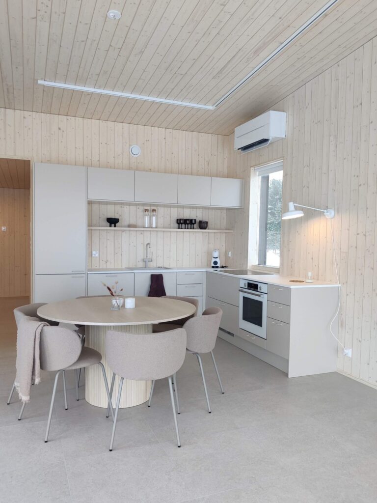 Pintaremontti Raahessa – seinien maalaus, tapetointi ja listoitus sekä panelointi